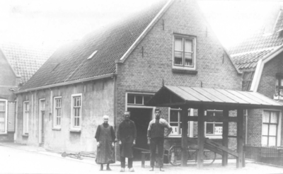 1001672 Afbeelding de smederij van de familie Merkerk (Fortweg 3) te Vreeswijk, met op de voorgrond Geertje Cornelia ...